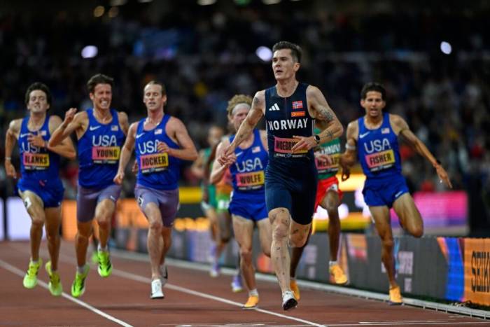 VĐV Na Uy Jakob Ingebrigtsen băng qua vạch đích, về nhất chung kết 5.000m giải điền kinh Ultimate Championship ở Budapest, Hungary ngày 11/9/2026. Ảnh: AP