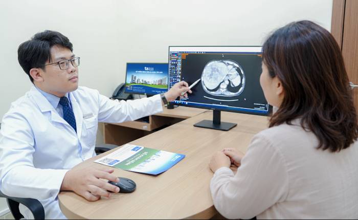 Bác sĩ Vũ tư vấn cho người bệnh. Ảnh minh họa: Bệnh viện Đa khoa Tâm Anh