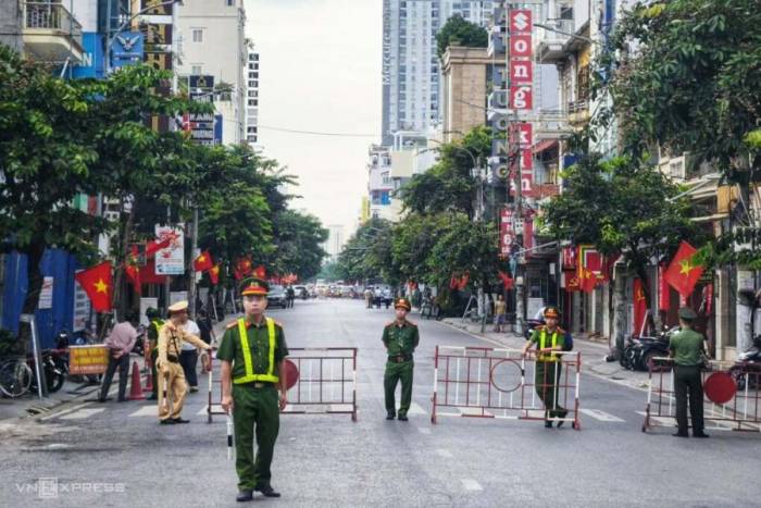 Công an rào chắn hai đầu đường để xử lý quả bom. Ảnh: Lê Tân