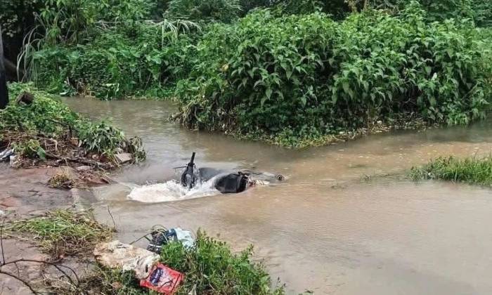 Khu vực tìm thấy chiếc xe ngay cạnh miệng cống thoát nước. Ảnh; Xuân Hoa