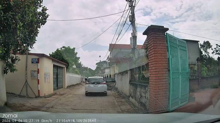 Nữ tài xế phải 'nhờ bức tường' đóng cửa xe 