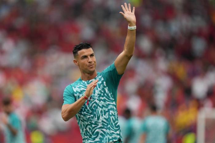Cristiano Ronaldo khởi động trước trận Bồ Đào Nha gặp Croatia ở vòng 1/16 World Cup 2026 tại Toronto, Canada ngày 2/7. Ảnh: AP