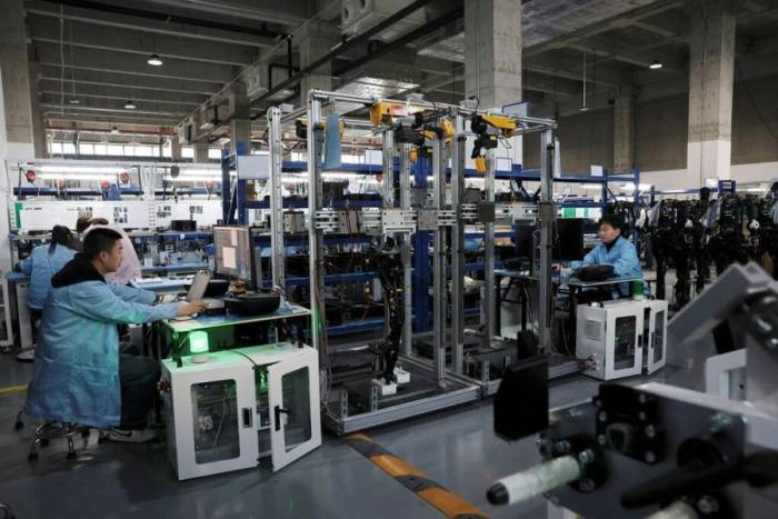 Bên trong một nhà máy robot hình người tại Thượng Hải tháng 3/2025. Ảnh: Reuters