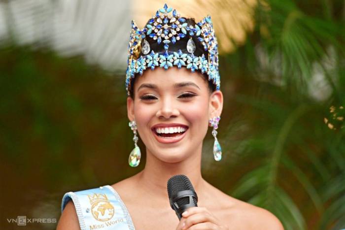 Joheirry Mola Dominguez chia sẻ cảm xúc tại buổi giao lưu, gặp gỡ khán giả. Ảnh: Thanh Tùng