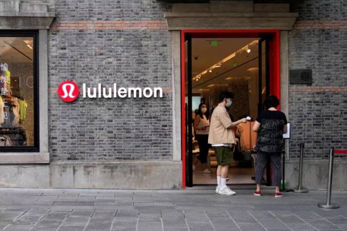 Bên ngoài một cửa hàng Lululemon tại Trung Quốc. Ảnh: Reuters