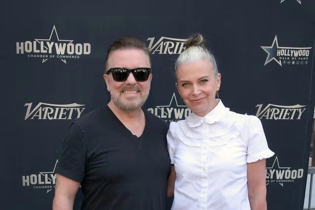 Diễn viên Ricky Gervais và bạn đời lâu năm. Ảnh: AP