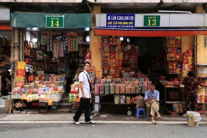 Tuấn Anh và một lần lang thang trên phố cổ Hà Nội. Ảnh: NVCC