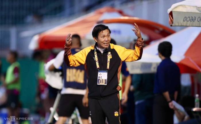 HLV Lê Quang Trãi trong trận HAGL thua Hải Phòng 1-3 ở vòng 2 V-League 2026-2027, chiều 13/9 trên sân vận động Pleiku, Gia Lai. Ảnh: Đức Đồng
