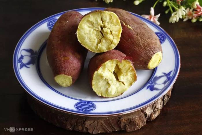 Khoai lang giàu chất xơ và tinh bột tiêu hóa chậm, giúp no lâu, hỗ trợ kiểm soát cân nặng. Ảnh: Bùi Thủy