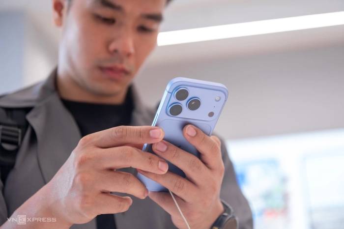 Một người dùng trải nghiệm iPhone 18 Pro Max phiên bản màu sắc mới - xanh băng thanh. Ảnh: Thế Bằng