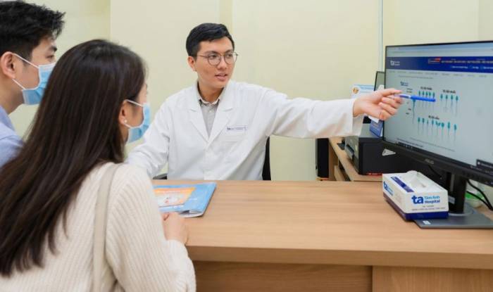 Bác sĩ Vinh tư vấn cho vợ chồng anh Minh và chị Tú. Ảnh: Bệnh viện Đa khoa Tâm Anh