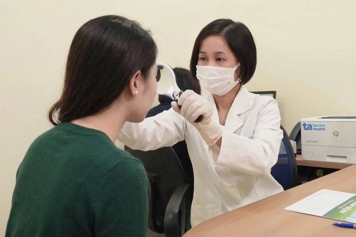 Bác sĩ Hà khám cho chị Hương. Ảnh: Phòng khám Đa khoa Tâm Anh Cầu Giấy