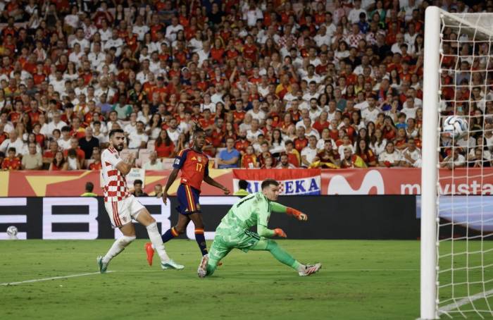 Nico Williams (áo đỏ) ghi bàn ấn định chiến thắng 4-1. Ảnh: Reuters