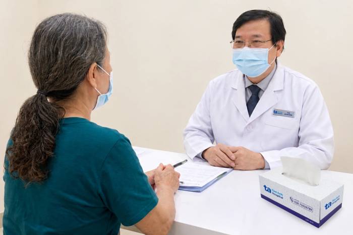 Bà Long tái khám với tiến sĩ bác sĩ Hoàng. Ảnh: Bệnh viện Đa khoa Tâm Anh