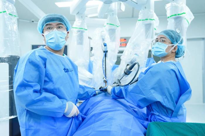 Bác sĩ Hải (phải) trong một ca phẫu thuật u trung thất bằng robot Da Vinci Xi thế hệ mới. Ảnh: Bệnh viện Đa khoa Tâm Anh