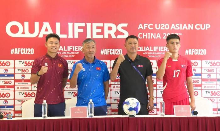 Cầu thủ Nguyễn Quốc Khánh, HLV Yutaka Ikeuchi của Việt Nam, HLV O Thae-song, cầu thủ Ri Hyok-gwang của Triều Tiên ở họp báo tại Phú Thọ ngày 30/8/2026, trước lượt ra quân bảng C vòng loại U20 châu Á 2027. Ảnh: VFF