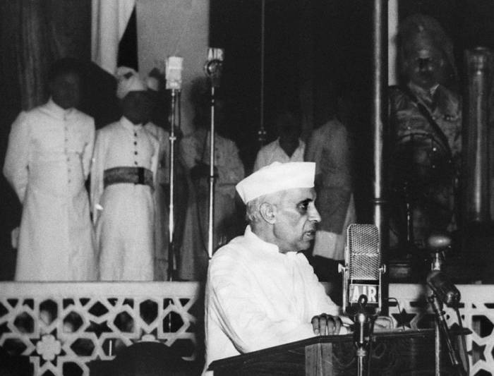 Ông Jawaharlal Nehru phát biểu trước quốc hội ở New Delhi ngày 15/8/1947. Ảnh: AFP