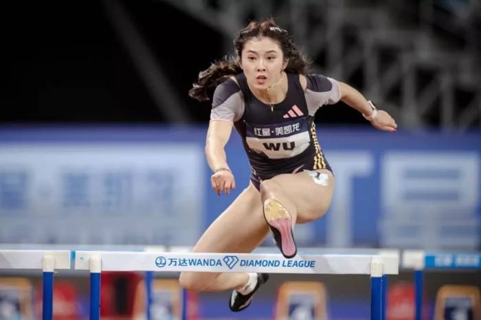 Yanni trên đường chạy 100m rào Diamond League tại Hạ Môn, Trung Quốc ngày 20/4/2024. Ảnh: Xinhua