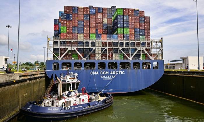 Tàu hàng di chuyển qua âu thuyền Cocoli thuộc kênh đào Panama hôm 3/9, ngay trước thời điểm các biện pháp cắt giảm lượt tàu qua lại có hiệu lực. Ảnh: AFP