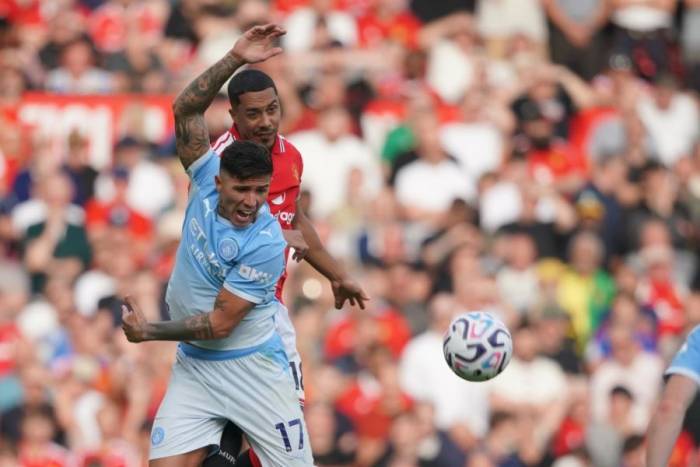 Enzo Fernandez (trái) tranh bóng với Youri Tielemans trong trận Man Utd gặp Man City tại Ngoại hạng Anh ở Old Trafford, Manchester, Anh, ngày 13/9/2026. Ảnh: AP
