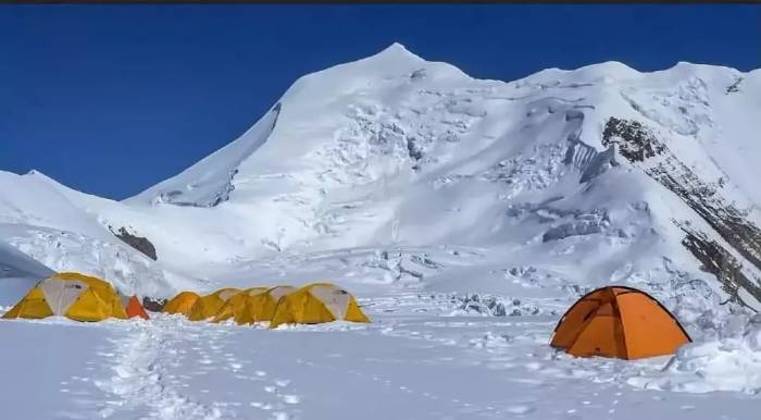 Bãi trại ở dưới chân núi Himlung Himal. Ảnh: Ratopati