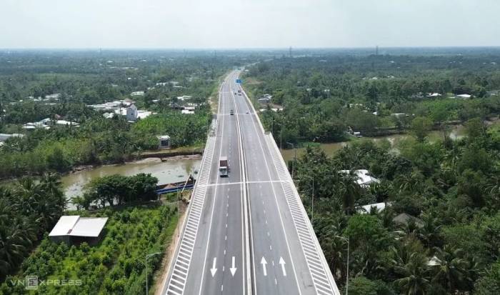 Xe chạy trên cao tốc Cần Thơ - Cà Mau, thuộc phường Hưng Phú, TP Cần Thơ. Ảnh: An Bình