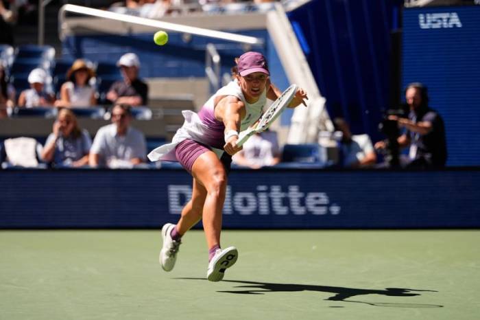 Swiatek trả bóng trong trận thua Zheng Qinwen ở vòng bốn Mỹ Mở rộng tại sân Arthur Ashe, New York, Mỹ ngày 7/9/2026. Ảnh: AP