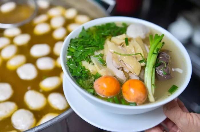 Bát phở gà ở Huyền Hương. Ảnh: Đình Huy