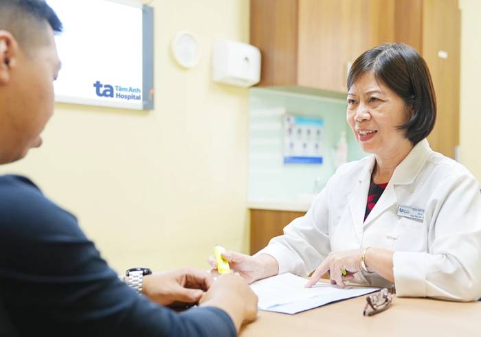 Bác sĩ tư vấn cho người thân bệnh nhân Alzheimer. Ảnh minh họa: Bệnh viện Đa khoa Tâm Anh