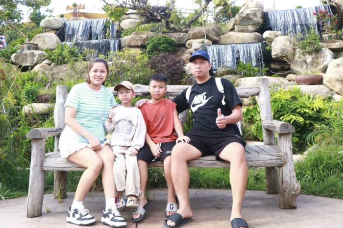 Gia đình Khôi sau khi em (áo trắng) kết thúc đợt điều trị và trở về nhà. Ảnh: Gia đình cung cấp