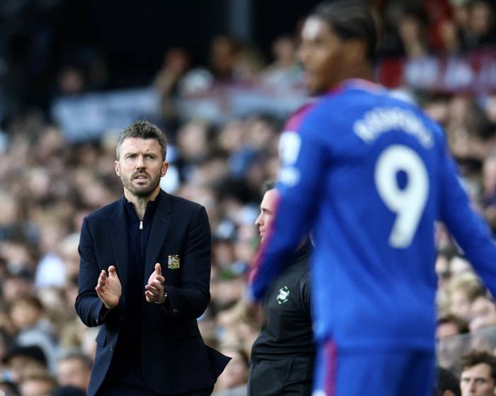 HLV Michael Carrick (áo đen) phản ứng trong trận Man Utd hòa Fulham 1-1 ở vòng năm Ngoại hạng Anh trên sân Craven Cottage, London, Anh ngày 20/9/2026. Ảnh: Reuters