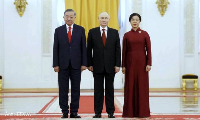 Tổng thống Vladimir Putin đón Tổng Bí thư, Chủ tịch nước Tô Lâm và phu nhân tại Điện Kremlin chiều 9/9. Ảnh: TTXVN