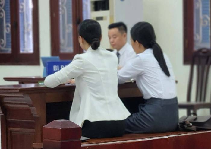 Bà Thương (trái) cùng các luật sư tại tòa chiều 18/9. Ông Tuân không đến toà, uỷ quyền cho người đại diện. Ảnh: Thanh Lam