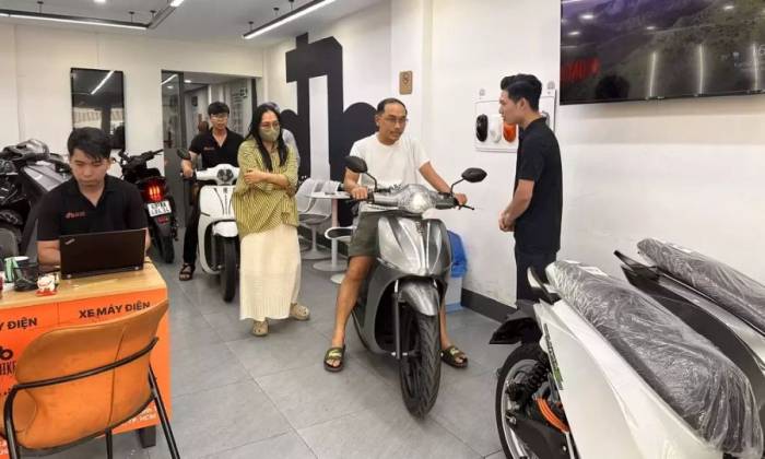 Khách Việt tìm hiểu xe máy điện tại một đại lý của Dat Bike ở TP HCM. Ảnh: Phạm Trung