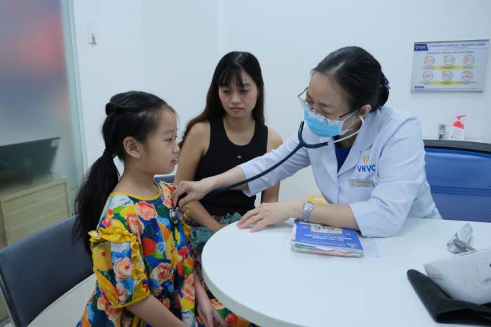 Bác sĩ khám sàng lọc cho trẻ trước khi tư vấn tiêm chủng. Ảnh: Hoàng Dương