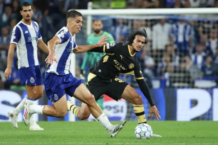 Ayyoub Bouaddi (áo đen) tranh bóng trong trận Man City thắng Porto 2-0 ở lượt đầu vòng phân hạng Champions League tại Porto, Bồ Đào Nha tối 8/9/2026. Ảnh: AP
