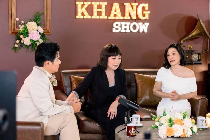 MC Nguyên Khang (trái) giao lưu cùng nghệ sĩ Hồng Vân (giữa), Hồng Đào tại show.