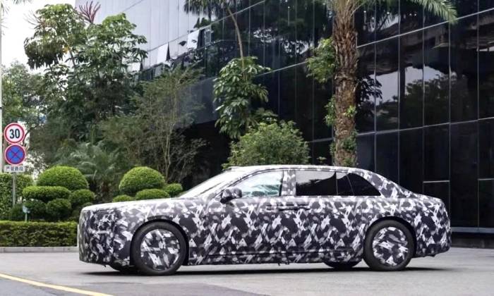 Mẫu sedan đầu bảng của BYD đang chạy thử, với lớp ngụy trang kín mít. Ảnh: SugarDesign