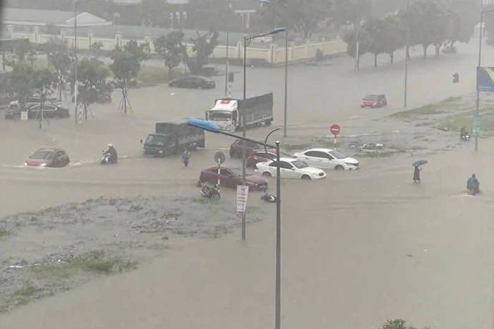 Đường 32 nước dâng hơn 30 cm, nhiều ôtô phải quay đầu, sáng 19/9. Ảnh: Hùng Lê
