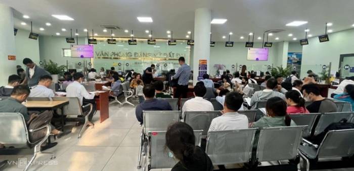 Người dân đi làm thủ tục đất đai tại Chi nhánh văn phòng đăng ký đất đai TP HCM Ảnh: Phương Uyên