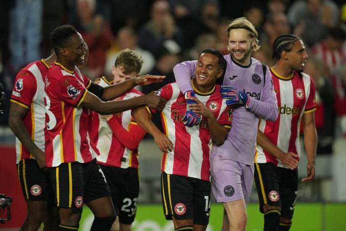 Các cầu thủ Brentford mừng chiến thắng 3-0 trước Chelsea trên sân Gtech Community, London, Anh ngày 18/9/2026. Ảnh: AP