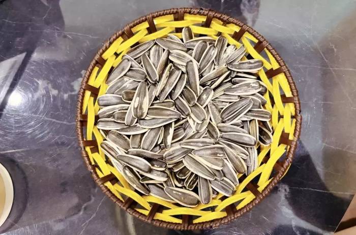 Ăn hạt hướng dương giúp bổ sung magie. Ảnh: Bảo Bảo