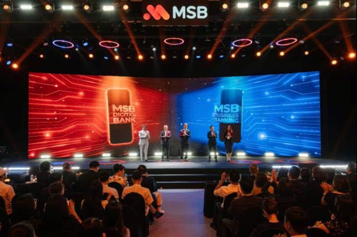 Đại diện Ban Lãnh đạo MSB cùng các đối tác chiến lược công nghệ Backbase và SmartOSC chính thức kích hoạt vận hành 2 nền tảng số. Ảnh: MSB