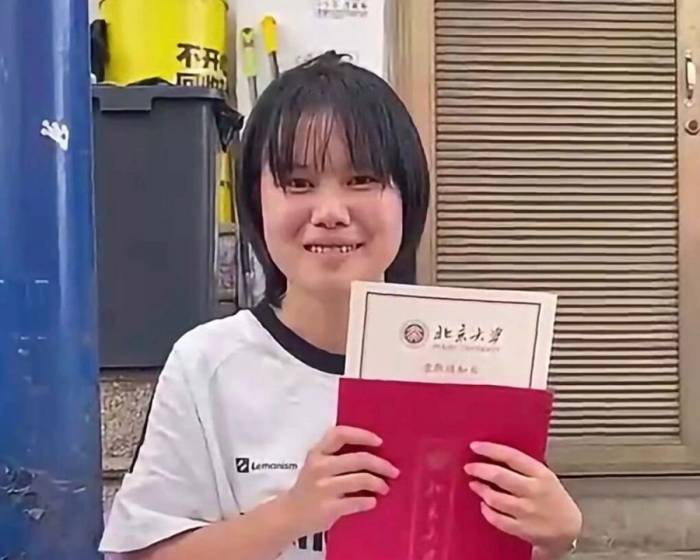 Lạc Kỳ nhận thư trúng tuyển Đại học Bắc Kinh. Ảnh: Xinhua