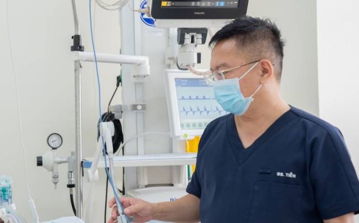 Bác sĩ điều trị cho thiếu nữ tại Khoa Hồi sức tích cực khu D. Ảnh: Bệnh viện cung cấp