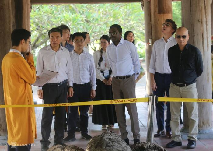 Ông Lazare Eloundou Assomo, Giám đốc Trung tâm Di sản Thế giới tham quan đình Tam Chúc, Ninh Bình chiều 30/9. Ảnh: Gia Chính
