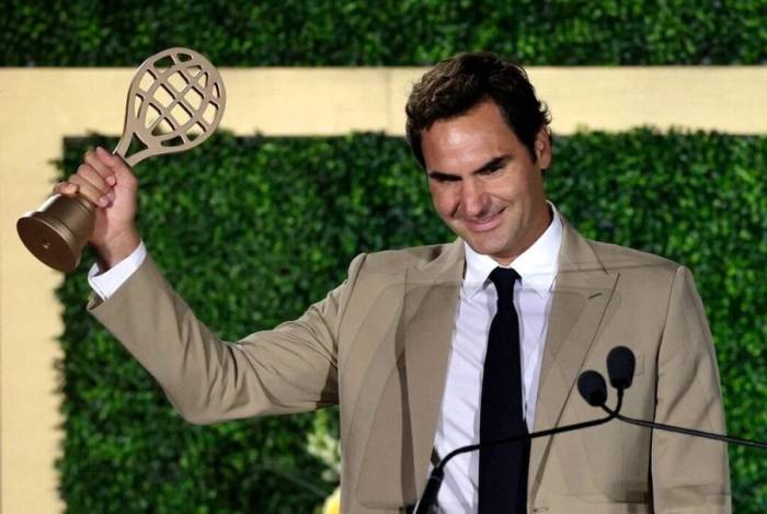 Roger Federer vẫy chào khán giả trên sân khấu sau khi được ghi danh vào Đại sảnh Danh vọng Quần vợt Quốc tế tại Newport, Rhode Island, Mỹ ngày 29/8/2026. Ảnh: Reuters