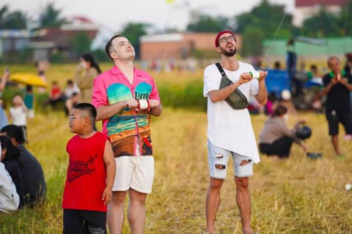 Khách quốc tế trải nghiệm thả diều ở Khánh Hòa. Ảnh: Bùi Toàn