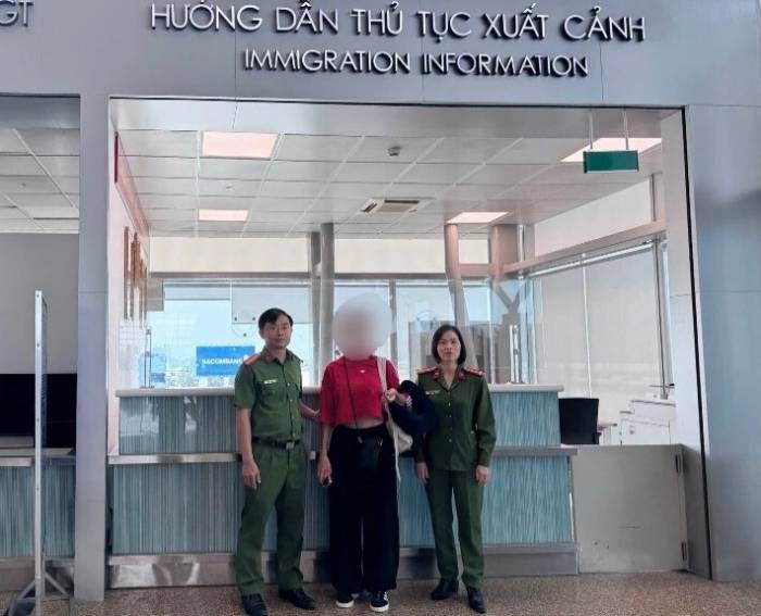 Lực lượng công an trục xuất du khách Nga tại cảng hàng không quốc tế Cam Ranh. Ảnh: Công an tỉnh Khánh Hòa