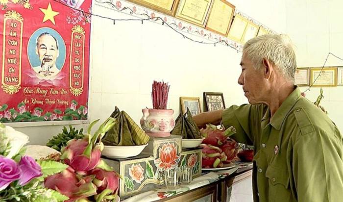 Ông Nguyễn Minh Cảnh thắp hương lên bàn thờ Bác. Ảnh: Nguyễn Tấn Đạt cung cấp